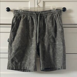 Athleta Men’s Camo Farallon 9” Bermuda Shorts UPF50+ w/ Pockets - Size 10